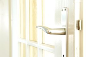 Puertas y ventanas de madera: mantenimiento y durabilidad